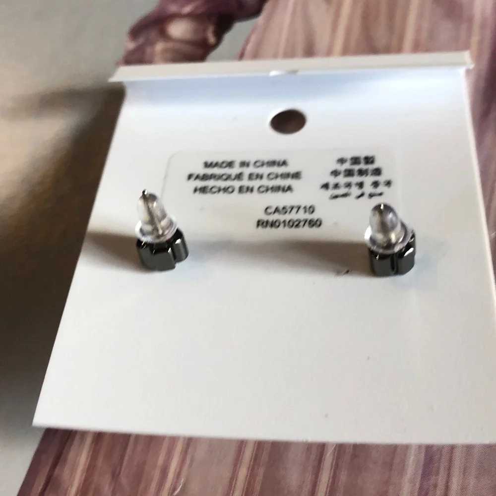 Authentic Kate spade cat stud earrings. New with card.